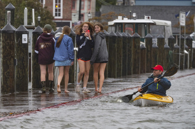 【今日の1枚】徒歩よりカヤック、浸水被害の米メリーランド州
