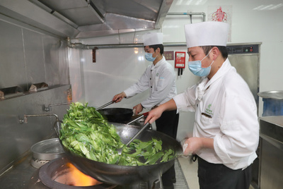 高級店がライブ配信に団地内配達、生き残りをかけ奮闘する飲食業界