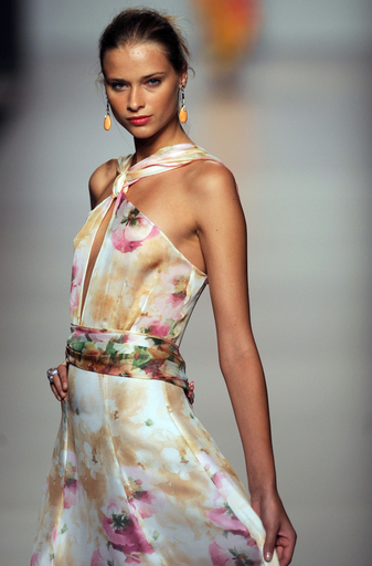 ＜09年春夏パサレラ・シベレス＞ハビエル・ララインサル、新作を発表