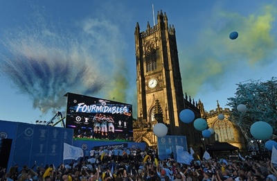 シティが3冠祝賀パレード、ファン10万人が沿道に集まる