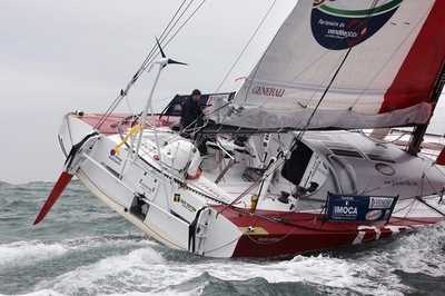 豪フリゲート艦、負傷したヨット選手を救出 単独無寄港世界一周レース中