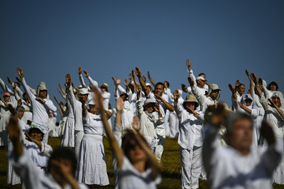 【今日の1枚】盆踊りにも似た瞑想ダンス、ブルガリアの山頂で