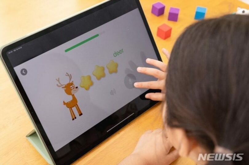 ネイティブ英語の授業に参加する子ども(c)NEWSIS