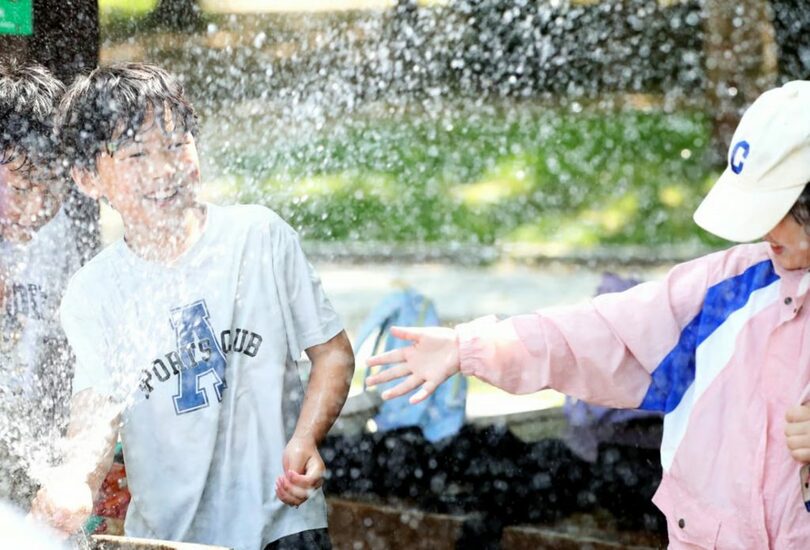 水遊びを楽しむ小学生＝写真は記事の内容とは関係ありません(c)MONEYTODAY