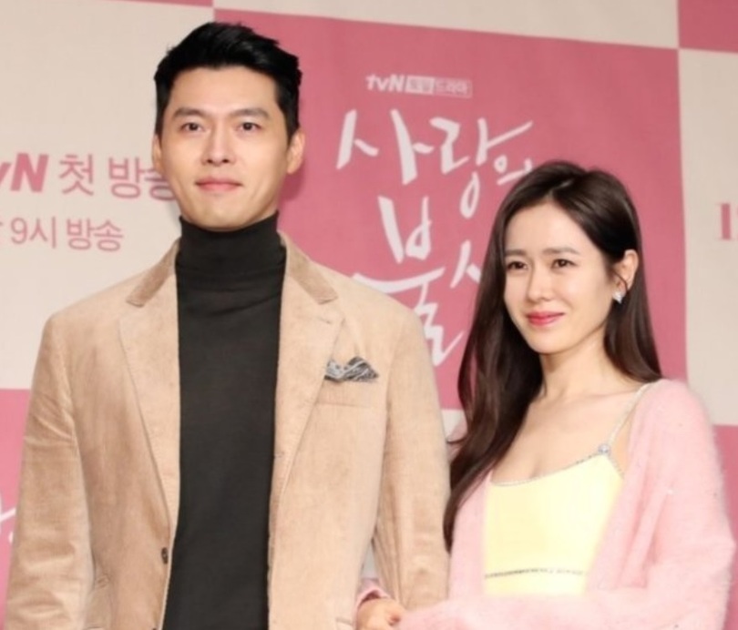 2019年12月、tvNドラマ「愛の不時着」製作発表会でポーズを取る俳優ソン・イェジン（右）とヒョンビン(c)news1