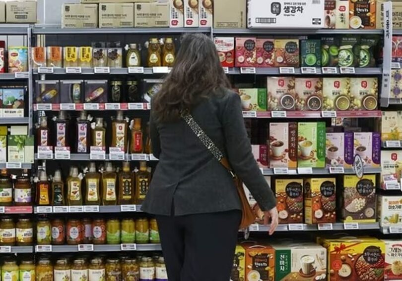 ソウル市内の大型スーパーで買い物をする市民 (c)news1