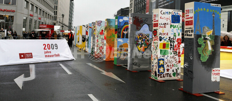 「ベルリンの壁」崩壊20年を祝う巨大ドミノ倒し