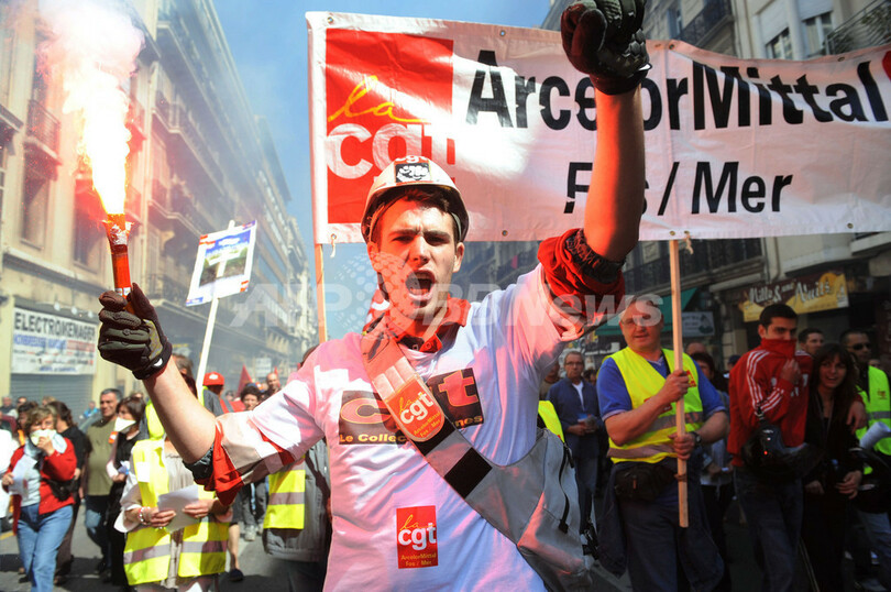 経済危機の世界各地でメーデー、ドイツとトルコでは機動隊と衝突