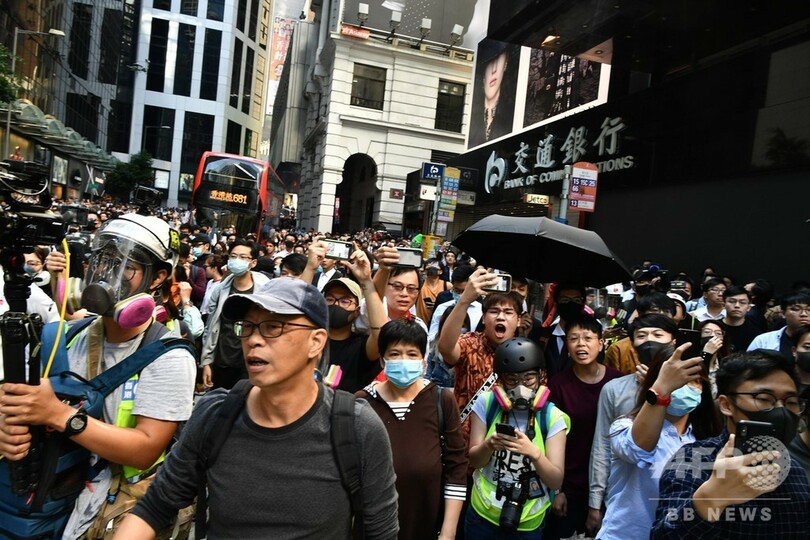香港で衝突、警官が実弾でデモ参加者を撃つ フェイスブックで生配信中に