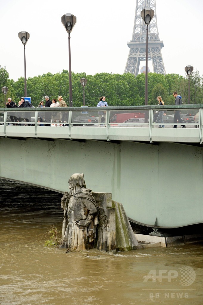 セーヌ川の水位、6メートルに 仏パリ