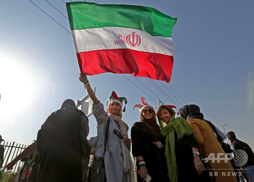 イラン女性が40年ぶりサッカー生観戦、14発の圧勝劇を楽しむ