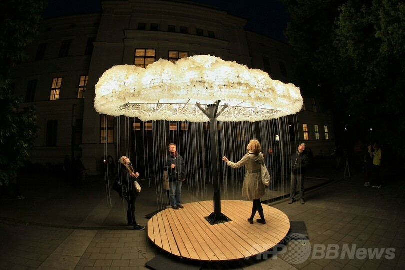 「電球の雲」に「ウランの形」、チェコで光のイベント