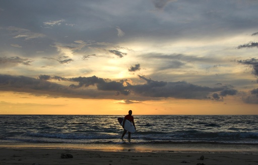 津波のトラウマを克服する「希望のサーフィン」 スマトラ沖地震から15年