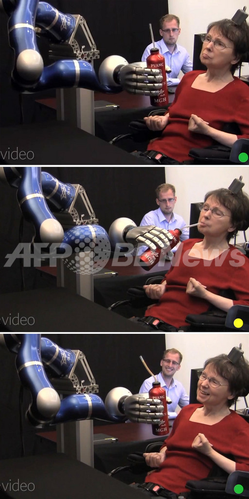 念じるだけでロボットアーム操作、全身まひ女性がコーヒー飲む 念じるだけでロボットアーム操作、全身まひ女性がコーヒー飲む