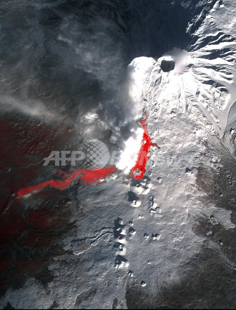 雪の火山から流れる溶岩 カムチャッカ半島 写真1枚 国際ニュース Afpbb News