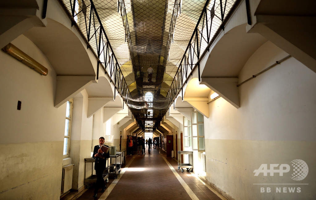 イタリア各地の刑務所で暴動、感染防止の面会禁止に抗議 1人死亡 イタリア各地の刑務所で暴動、感染防止の面会禁止に抗議 1人死亡