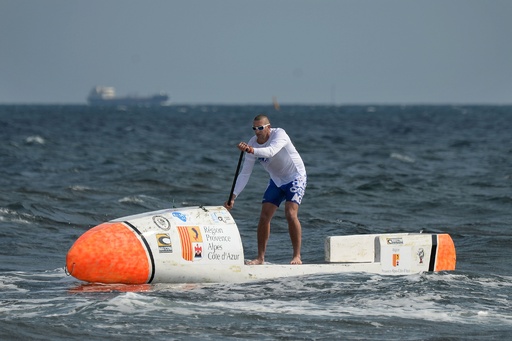 パドルボード」で大西洋横断 仏男性、世界初の偉業に挑戦 写真2枚 国際