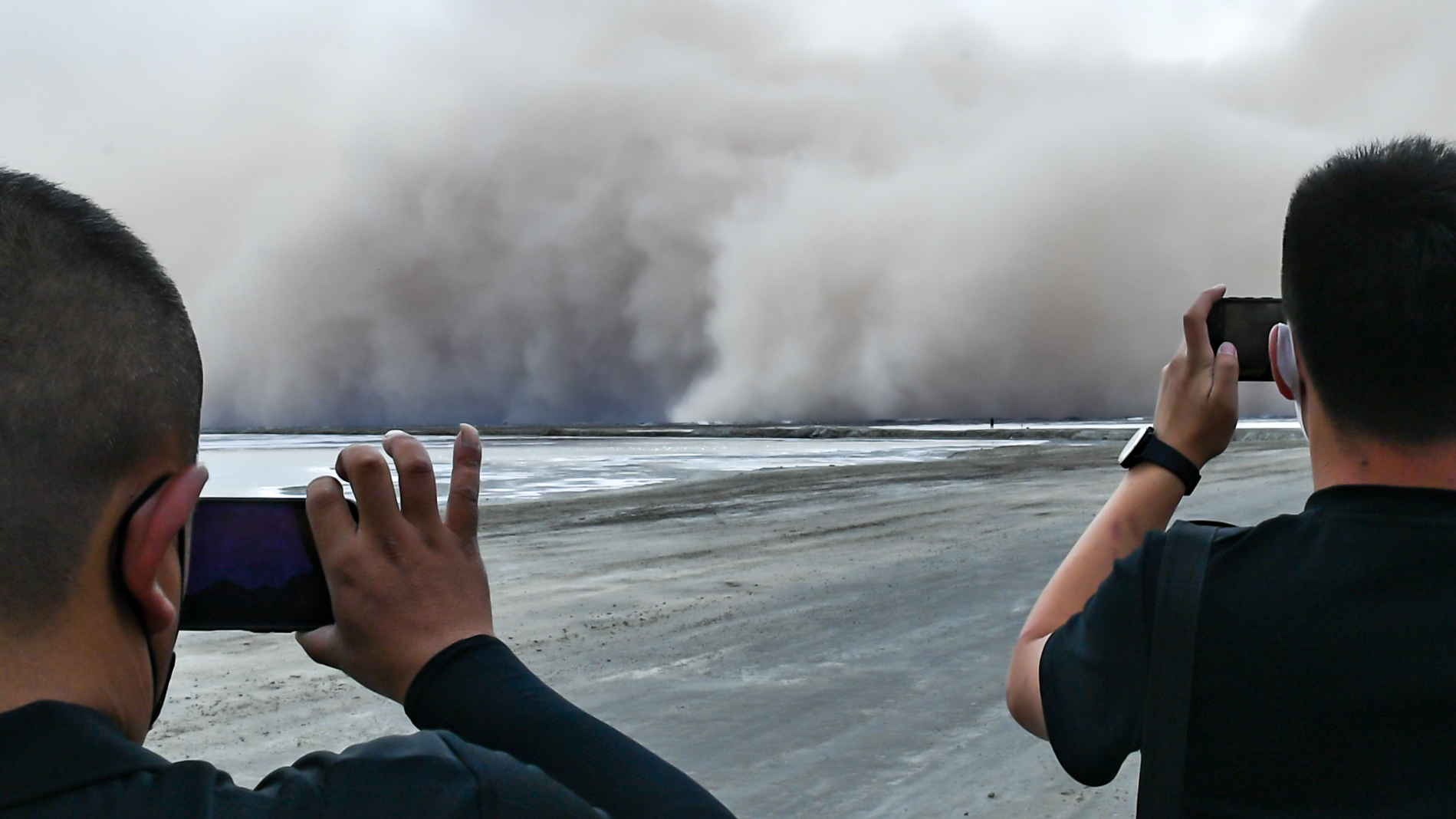 青海省海西モンゴル族チベット族自治州の風景区に砂嵐が襲来 写真8枚 国際ニュース:AFPBB News