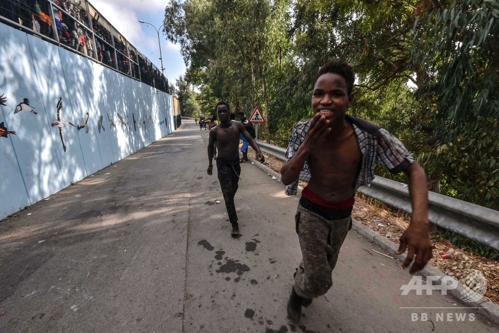 北アフリカのスペイン領セウタ 移民100人が国境フェンス襲撃 写真7枚 国際ニュース Afpbb News