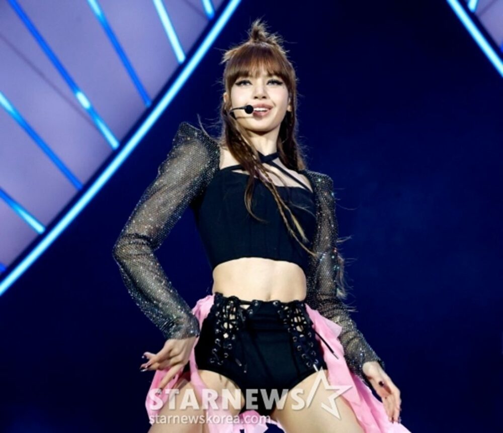 正規品 ストリングティング ハート パープル BLACKPINK リサ BLACKPINK リサ、ルイ・ヴィトンのシースルーストッキングで美脚を強調