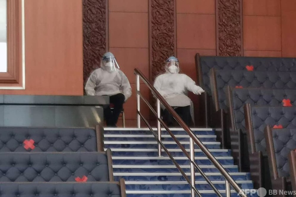 防護服の閣僚が議会出席で大混乱 野党は退席 マレーシア