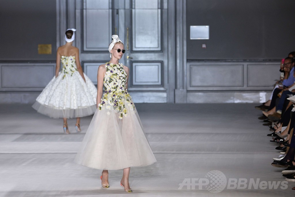 起き抜けのラフなスタイルをモードに昇華、「ジャンバティスタ・ヴァリ」14/15年秋冬オートクチュール