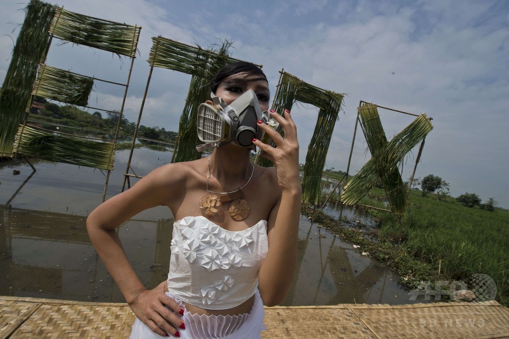 ファッションショーにガスマスク、環境破壊を告発 インドネシア