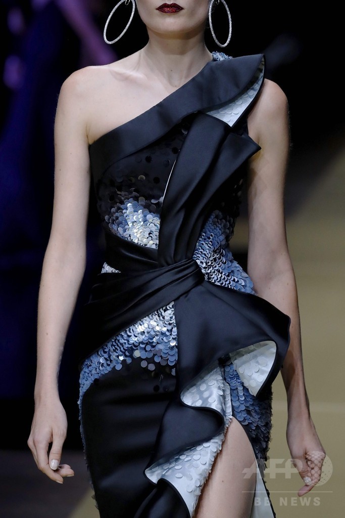 「アトリエ ヴェルサーチ」16/17年秋冬パリ・オートクチュール