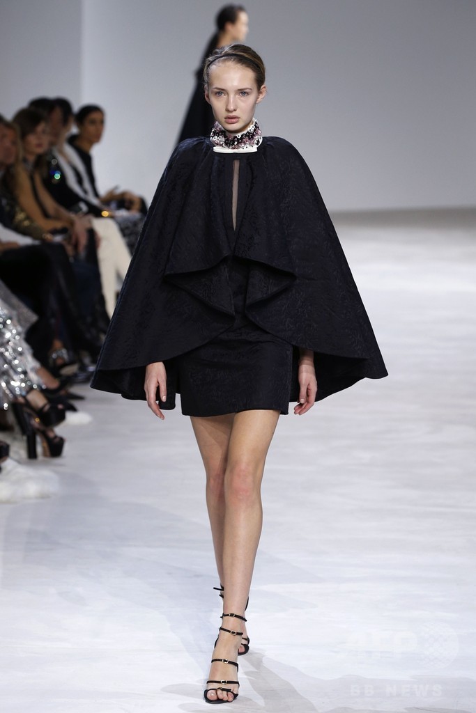 「ジャンバティスタ・ヴァリ」16年春夏パリ・オートクチュール