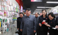 デパートを視察する金正恩朝鮮労働党委員長。朝鮮中央通信配信（2019年4月8日配信、撮影日不明）。(c)AFP PHOTO/KCNA VIA KNS