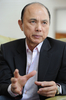 香港を訪れたシューズデザイナーのジミー・チュウ（Jimmy Choo、2011年3月11日撮影）。(c)AFP/MIKE CLARKE
