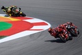 ロードレース世界選手権、第1戦ポルトガルGP、MotoGPクラス決勝。レースに臨むドゥカティ・レノボ・チームのフランチェスコ・バニャイア（右手前）とアプリリアのマーベリック・ビニャーレス（右奥、2023年3月26日撮影）。(c)PATRICIA DE MELO MOREIRA/ AFP
