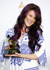 写真は、最優秀R&amp;amp;Bパフォーマンス賞のトロフィーを手に笑顔を見せる歌手のジョス・ストーン（%%Joss Stone%%）。ジョス・ストーンは前回同賞を受賞したものの授賞式に出席できなかったため、今回の記者会見で受賞を果たした。(c)AFP/Getty Images Kevin Winter