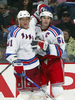 写真は第3ピリオドに同点となるゴールを決めチームメイトのマルセル・ホッサ（%%Marcel Hossa%%）から祝福を受けるレンジャーズのヤロミール・ヤーガー（%%Jaromir Jagr%%、右）。(c)AFP/Getty Images Jim McIsaac