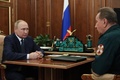 ロシア国家親衛隊のビクトル・ゾロトフ隊長（右）と面会するウラジーミル・プーチン大統領（2022年8月30日撮影）。(c)Mikhail Klimentyev / Sputnik / AFP