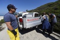米カリフォルニア州ラグナビーチに漂着したアシカを運ぶ太平洋海洋哺乳類センターの職員ら（2015年3月30日撮影）。(c)AFP/ROBYN BECK