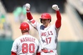 23MLB、オークランド・アスレチックス対ロサンゼルス・エンゼルス。3回に適時打を放ち、塁上で喜ぶロサンゼルス・エンゼルスの大谷翔平（右、2023年4月1日撮影）。(c)Ezra Shaw/Getty Images/AFP