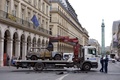 強盗被害に遭ったフランス・パリ（Paris）中心部の高級宝飾店前から撤去される、犯行に使われた車（2013年9月9日撮影）。(c)AFP/MIGUEL MEDINA