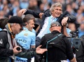13-14イングランド・プレミアリーグ最終第38節、マンチェスター・シティ（Manchester City）対ウェストハム（West Ham）。胴上げされるマンチェスター・シティのマヌエル・ペジェグリーニ（Manuel Pellegrini）監督（2014年5月11日撮影）。(c)AFP/ANDREW YATES
