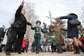 クリミア半島の港湾都市セバストポリで、ロシアによるクリミア併合5周年を祝って踊る人たち（2019年3月15日撮影）。(c)AFP