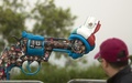 メキシコの都市ヌエボレオン州モンテレーで開催の「平和のための銃（Guns for Peace）」で展示された作品（2015年3月31日撮影）。(c)AFP/JULIO CESAR AGUILAR