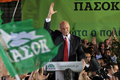 ギリシャ・アテネ（Athens）の党本部前で支持者に手を振る中道左派野党・全ギリシャ社会主義運動（PASOK）のヨルギオス・パパンドレウ（George Papandreou）党首（2009年10月4日撮影）。(c)AFP/Louisa Gouliamaki