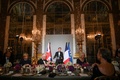 仏ベルサイユ宮殿でチャールズ英国王を招いて開かれた晩さん会で、スピーチをするエマニュエル・マクロン仏大統領（2023年9月20日撮影）。(c)Daniel LEAL / POOL / AFP