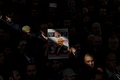 トルコ・イスタンブールのモスク（イスラム礼拝所）で、同市のサウジ総領事館で殺害されたジャーナリスト、ジャマル・カショギ氏のために開かれた集会で、同氏の写真を掲げる人（2018年11月16日撮影、資料写真）。(c)BULENT KILIC / AFP