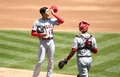20MLB、オークランド・アスレチックス対ロサンゼルス・エンゼルス。マウンド上でジェイソン・カストロ（右）と言葉を交わすロサンゼルス・エンゼルスの大谷翔平（2020年7月26日撮影）。(c)Ezra Shaw/Getty Images/AFP