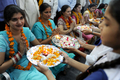 インドで｢教師の日｣の5日、 アムリツァル（Amritsar）の学校で先生に感謝を表しアルティ・プジャの祈りの儀式を行う児童たち（2009年9月5日撮影）。(c) AFP/NARINDER NANU