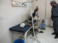 アフガニスタン東部のホースト（Khost）の病院で、自爆攻撃で負傷した男性と子供たちの傍らに立つ警察官（2012年10月1日撮影）。(c)AFP