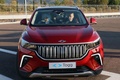 トルコ北西部ブルサ県ゲムリクで開かれた同国初の電気自動車（EV）を開発・生産する合弁企業TOGGの工場開業式に参加し、エミネ・エルドアン大統領夫人（左）を乗せた電気自動車を運転するレジェプ・タイップ・エルドアン大統領。トルコ大統領府提供（2022年10月29日撮影）。(c)AFP PHOTO /TURKISH PRESIDENCY PRESS OFFICE
