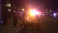 米オハイオ州デートンで発生した銃乱射事件で、封鎖された現場を歩く警察官らを捉えた動画の一場面（2019年8月4日入手）。(c)AFP/Derek MYERS / @DerekMyers Twitter account