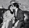 フランスの女優ナタリー・ドロンさん（左）にキスする俳優のアラン・ドロンさん。パリで（1967年8月25日撮影）。(c)AFP